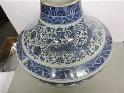 Lot 433 - A Chinese blue and white vase