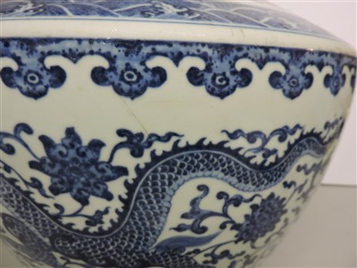 Lot 433 - A Chinese blue and white vase