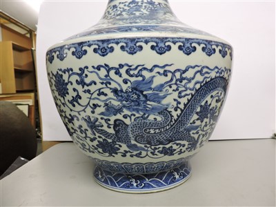 Lot 433 - A Chinese blue and white vase