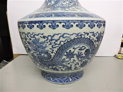 Lot 433 - A Chinese blue and white vase