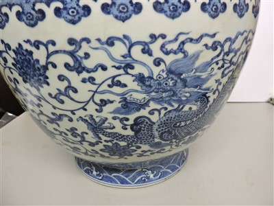 Lot 433 - A Chinese blue and white vase