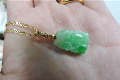 Lot 129 - A Chinese carved jade and diamond gourd pendant