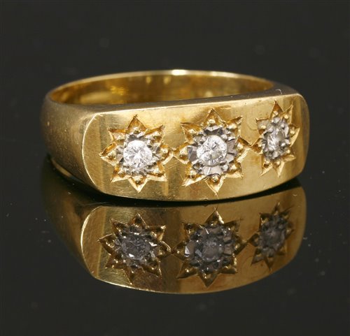 Lot 602 - A gentlemen's 18ct gold three stone diamond ring