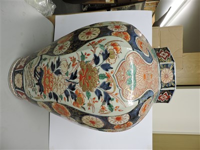 Lot 332 - A large Japanese Imari vase