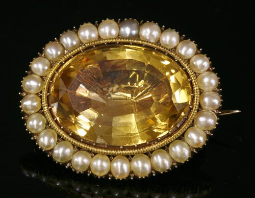 Lot 15 - A Georgian gold foiled back citrine and split pearl brooch/pendant
