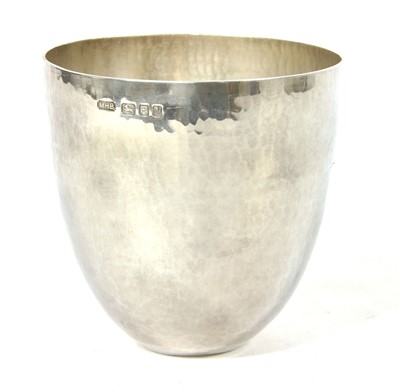 Lot 147 - A later 20th century silver cup