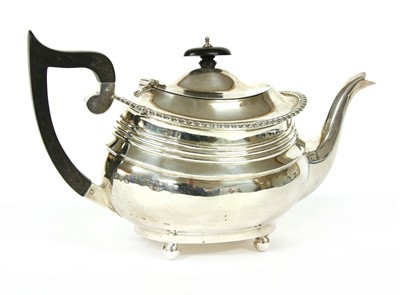Lot 137 - An early 20th century silver teapot