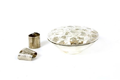 Lot 80 - A contemporary silver sauce dish and cover