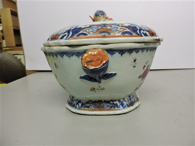 Lot 83 - A pair of Chinese famille rose tureens and covers