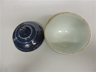 Lot 434 - A pair of Chinese bowls and covers