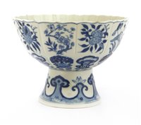 Lot 129 - A Chinese blue and white stem bowl