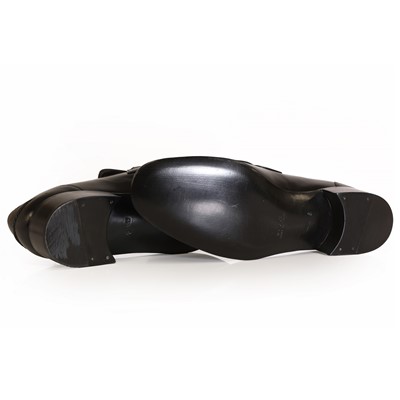 Lot 1488 - A pair of men's Gucci black leather loafers