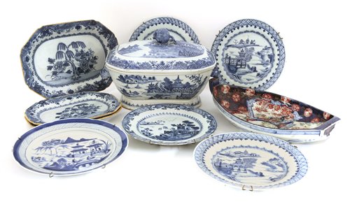 Lot 437 - A collection of Chinese blue and white plates