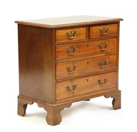 Lot 556 - A modern small mahogany chest of drawers