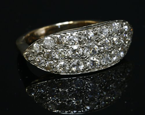 Lot 174 - A boat shaped diamond ring