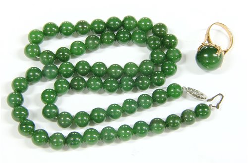 Lot 264 - A single row of uniformed hardstone bead necklace