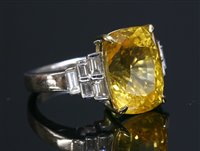 Lot 539 - An 18ct white gold single stone yellow sapphire ring