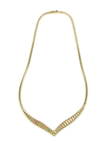 Lot 61 - A three colour gold V-shaped necklace