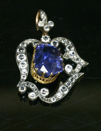 Lot 33 - A cased Victorian unheated sapphire pendant