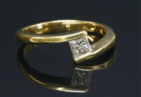 Lot 122 - An 18ct gold single stone diamond crossover ring
