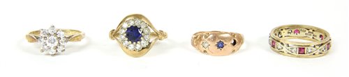 Lot 243 - A 9ct gold three stone ring