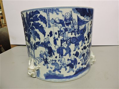 Lot 131 - A Chinese blue and white brush pot