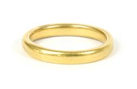 Lot 34 - A gold wedding ring