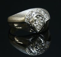 Lot 524 - A gentlemen's white gold diamond ring
