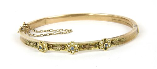 Lot 47 - A Victorian hollow shallow court hinge bangle,...