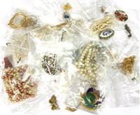Lot 85 - A large quantity of costume jewellery, to...