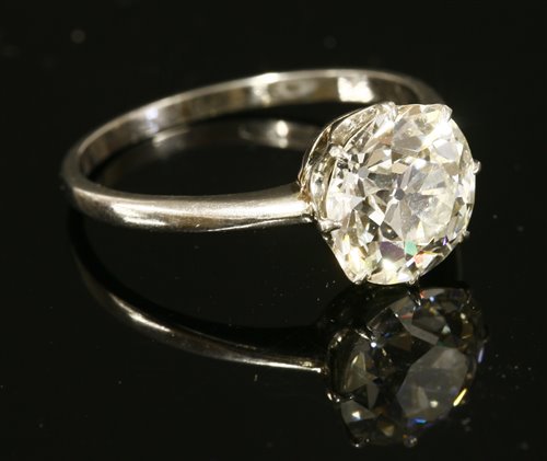 Lot 44 - A single stone diamond ring