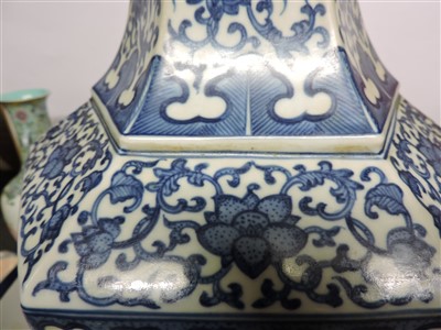 Lot 125 - A Chinese blue and white vase