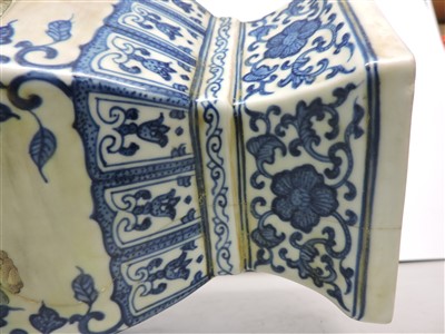 Lot 125 - A Chinese blue and white vase