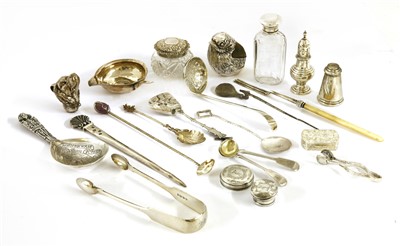 Lot 138 - A collection of small silver items
