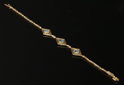 Lot 116 - An Art Deco gold and platinum aquamarine bracelet