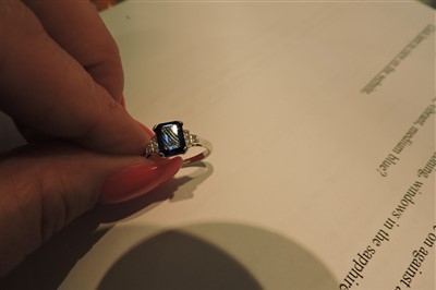 Lot 323 - An 18ct white gold single stone sapphire ring