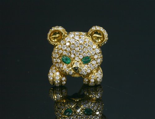 Lot 491 - An 18ct gold emerald and diamond novelty teddy bear brooch