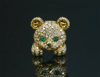 Lot 491 - An 18ct gold emerald and diamond novelty teddy bear brooch