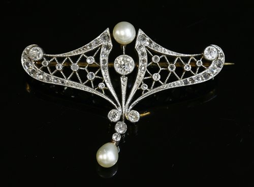 Lot 148 - A Belle Époque diamond and pearl set brooch/pendant, c.1910