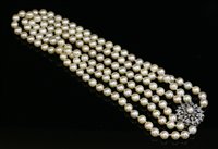 Lot 256 - A three row uniform cultured pearl necklace