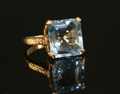 Lot 223 - A single stone aquamarine ring