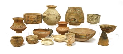 Lot 520 - Sixteen various clay vessels