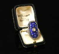 Lot 8 - A Georgian diamond and enamel plaque ring, c.1800