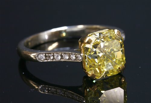 3.11 ct Fancy Vivid Yellow emerald cut yellow diamond ring | Graff