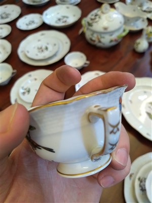 Lot 256 - An Herend porcelain 'Rothschild Bird' pattern part tea, coffee and dinner service