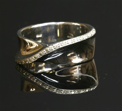Lot 455 - An 18ct white gold diamond set crossover band ring