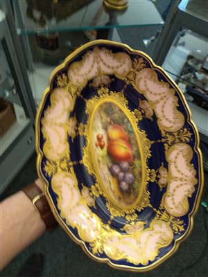 Lot 279 - A pair of Royal Worcester cabinet dishes