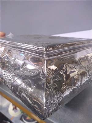 Lot 55 - A silver trinket box