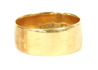 Lot 233 - A gentlemen's 18ct gold flat section wedding ring