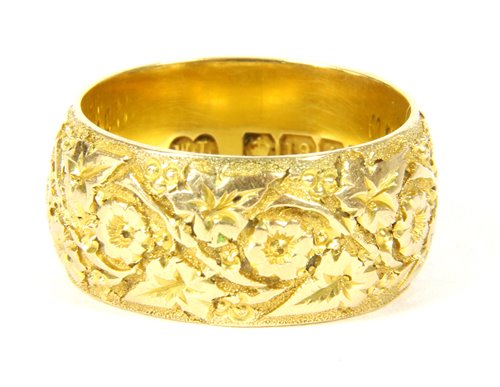 Lot 155 - An 18ct gold wedding ring